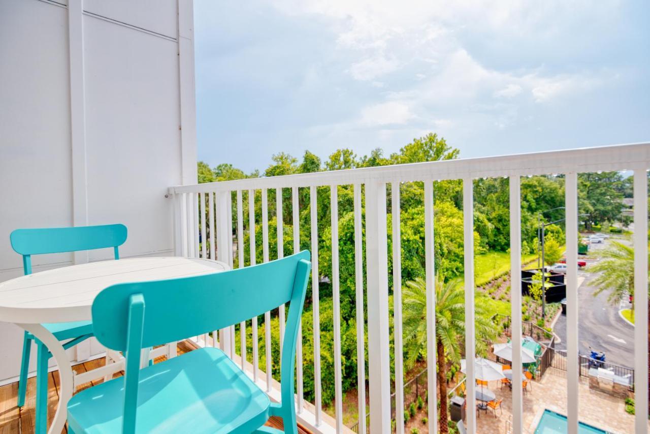 Luxe One Bedroom Apartment With Balcony 게인즈빌 외부 사진