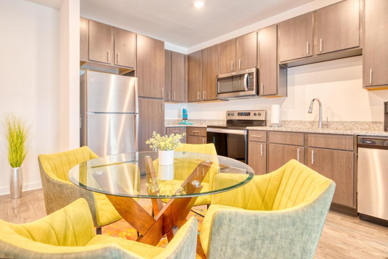 Luxe One Bedroom Apartment With Balcony 게인즈빌 외부 사진